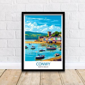 Pode incluir: Uma ilustra&ccedil;&atilde;o colorida da cidade de Conwy, no norte do Pa&iacute;s de Gales, com vista para o porto e os barcos. A ilustra&ccedil;&atilde;o apresenta um castelo, edif&iacute;cios coloridos e um c&eacute;u azul com nuvens brancas.