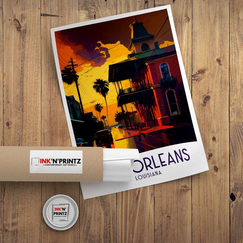 Puede incluir: Una ilustraci&oacute;n colorida de un edificio en Nueva Orleans, Luisiana. El edificio es de color rojo brillante con un techo amarillo y una puerta verde. El edificio est&aacute; rodeado de palmeras y un cielo de puesta de sol. El texto "ORLEANS LOUISIANA" est&aacute; en la parte inferior de la imagen.