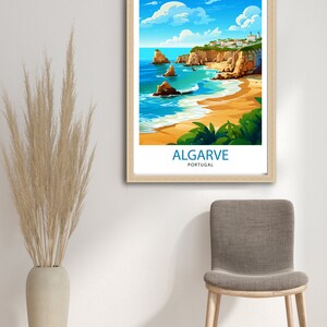 Puede incluir: Una ilustraci&oacute;n colorida de una escena de playa en Algarve, Portugal. La imagen presenta una playa de arena, un oc&eacute;ano azul, acantilados rocosos y un peque&ntilde;o pueblo en la distancia. El texto "ALGARVE PORTUGAL" se muestra en la parte inferior de la imagen.