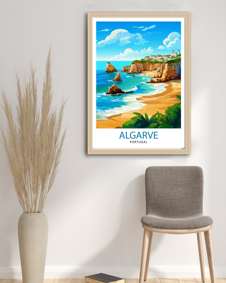 Puede incluir: Una ilustraci&oacute;n colorida de una escena de playa en Algarve, Portugal. La imagen presenta una playa de arena, un oc&eacute;ano azul, acantilados rocosos y un peque&ntilde;o pueblo en la distancia. El texto "ALGARVE PORTUGAL" se muestra en la parte inferior de la imagen.