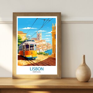 以下が含まれることがあります： リスボン、ポルトガルの丘を上る黄色い路面電車を描いたヴィンテージな旅行ポスター。ポスターは、白い雲のある青い空と、背景に街並みを映し出しています。ポスターの下部には「LISBON PORTUGAL」の文字が書かれています。