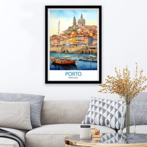 Op de afbeelding: Een aquarel schilderij van de stad Porto, Portugal. De schildering toont een stadsbeeld met kleurrijke gebouwen, een rivier en boten. De tekst "PORTO" en "PORTUGAL" staat onder de afbeelding.