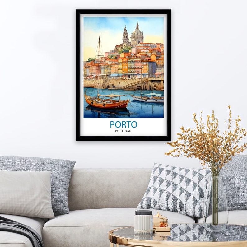 Op de afbeelding: Een aquarel schilderij van de stad Porto, Portugal. De schildering toont een stadsbeeld met kleurrijke gebouwen, een rivier en boten. De tekst "PORTO" en "PORTUGAL" staat onder de afbeelding.