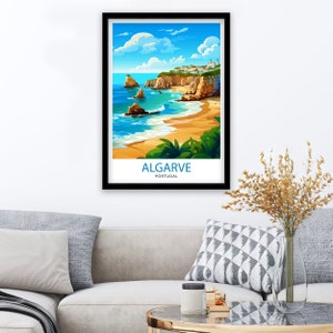 Puede incluir: Una ilustraci&oacute;n colorida de una escena de playa en Algarve, Portugal. La imagen presenta una playa de arena, un oc&eacute;ano azul, acantilados rocosos y un peque&ntilde;o pueblo en la distancia. El texto "ALGARVE PORTUGAL" est&aacute; impreso en la parte inferior de la imagen.