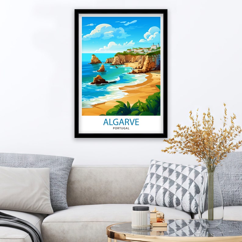 Puede incluir: Una ilustraci&oacute;n colorida de una escena de playa en Algarve, Portugal. La imagen presenta una playa de arena, un oc&eacute;ano azul, acantilados rocosos y un peque&ntilde;o pueblo en la distancia. El texto "ALGARVE PORTUGAL" est&aacute; impreso en la parte inferior de la imagen.