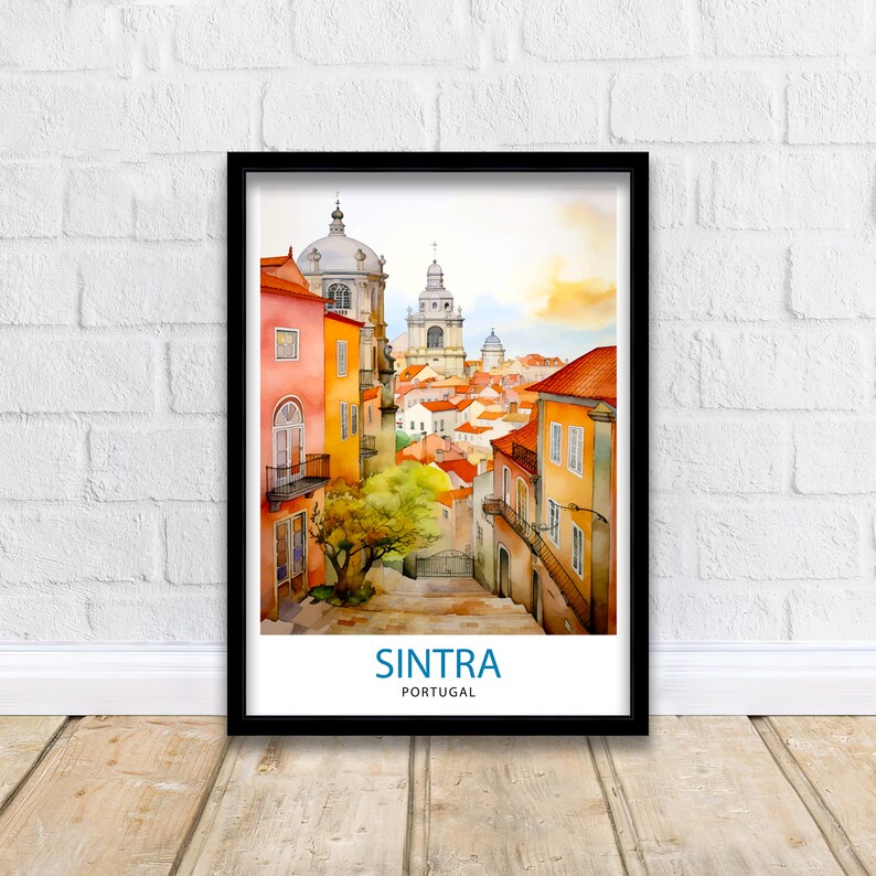 Puede incluir: Una pintura de acuarela de una escena callejera en Sintra, Portugal. La pintura presenta edificios coloridos, una calle adoquinada y una iglesia en el fondo. El texto "SINTRA PORTUGAL" est&aacute; en la parte inferior de la pintura.