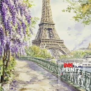 K&ouml;nnte beinhalten: Ein Aquarellbild des Eiffelturms in Paris, Frankreich. Der Turm ist im Hintergrund dargestellt, mit einem Weg, der im Vordergrund zu ihm f&uuml;hrt. Der Weg ist mit einem gr&uuml;nen Metallzaun und &uuml;ppigem Gr&uuml;n ges&auml;umt. Das Gem&auml;lde zeigt eine leuchtend violette Glyzinienbl&uuml;te im Vordergrund.