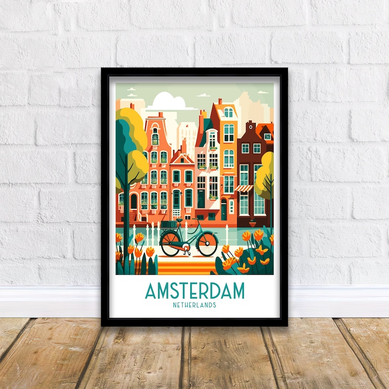 K&ouml;nnte beinhalten: Eine farbenfrohe Illustration von Amsterdam, Niederlande, mit einer Reihe traditioneller Backsteingeb&auml;ude und einem Fahrrad im Vordergrund. Der Text "AMSTERDAM" und "NIEDERLANDE" ist am unteren Rand des Bildes zu sehen.