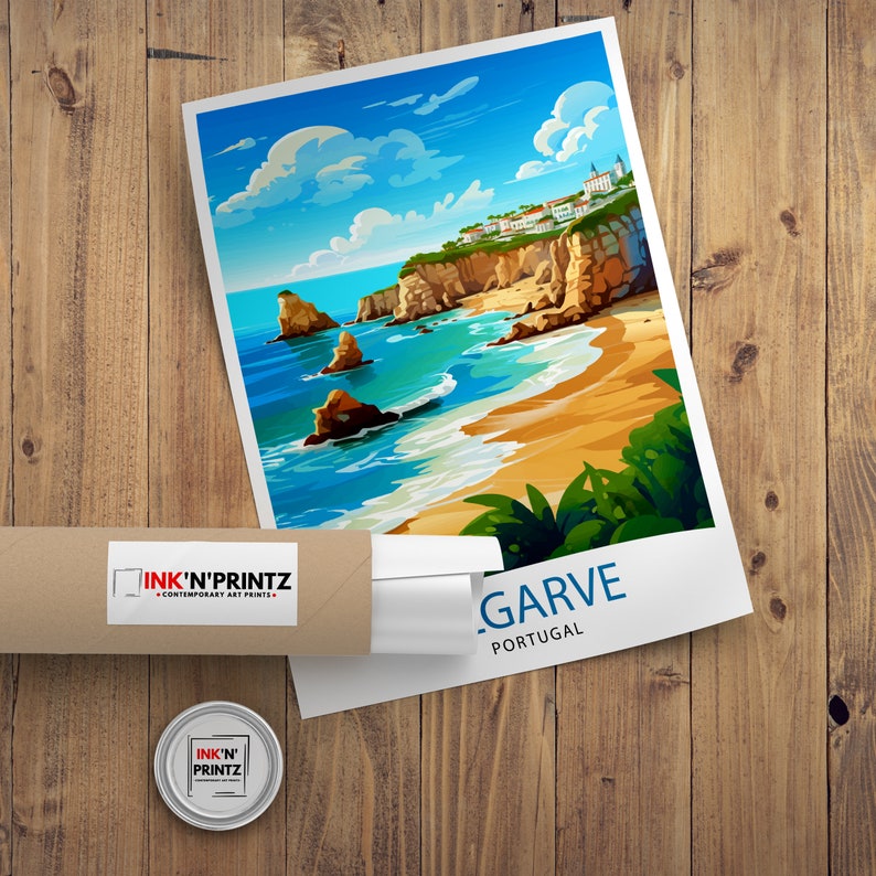 Puede incluir: Una ilustraci&oacute;n colorida de una escena de playa con acantilados, agua azul y un pueblo en la distancia. El texto "LAGARVE PORTUGAL" est&aacute; en la parte inferior de la imagen.