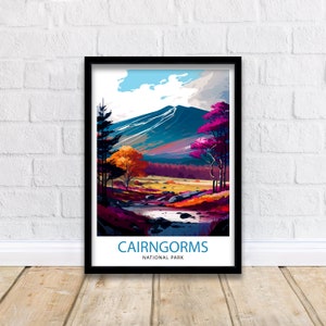 K&ouml;nnte beinhalten: Eine farbenfrohe Illustration einer Berglandschaft mit einem Fluss, der durch sie flie&szlig;t. Das Bild ist in Schwarz gerahmt und tr&auml;gt unten den Text "Cairngorms National Park".