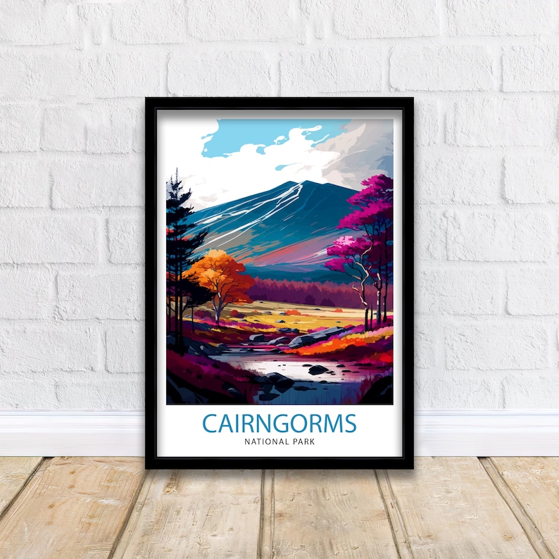 K&ouml;nnte beinhalten: Eine farbenfrohe Illustration einer Berglandschaft mit einem Fluss, der durch sie flie&szlig;t. Das Bild ist in Schwarz gerahmt und tr&auml;gt unten den Text "Cairngorms National Park".