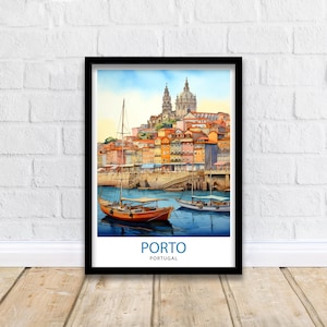 Op de afbeelding: Een aquarel schilderij van de stad Porto, Portugal. De schildering toont een stadsbeeld met kleurrijke gebouwen en een kerk met twee torens. Op de voorgrond zijn twee boten in het water te zien. De tekst "PORTO" en "PORTUGAL" staat onderaan het schilderij.