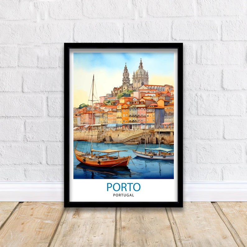 Op de afbeelding: Een aquarel schilderij van de stad Porto, Portugal. De schildering toont een stadsbeeld met kleurrijke gebouwen en een kerk met twee torens. Op de voorgrond zijn twee boten in het water te zien. De tekst "PORTO" en "PORTUGAL" staat onderaan het schilderij.