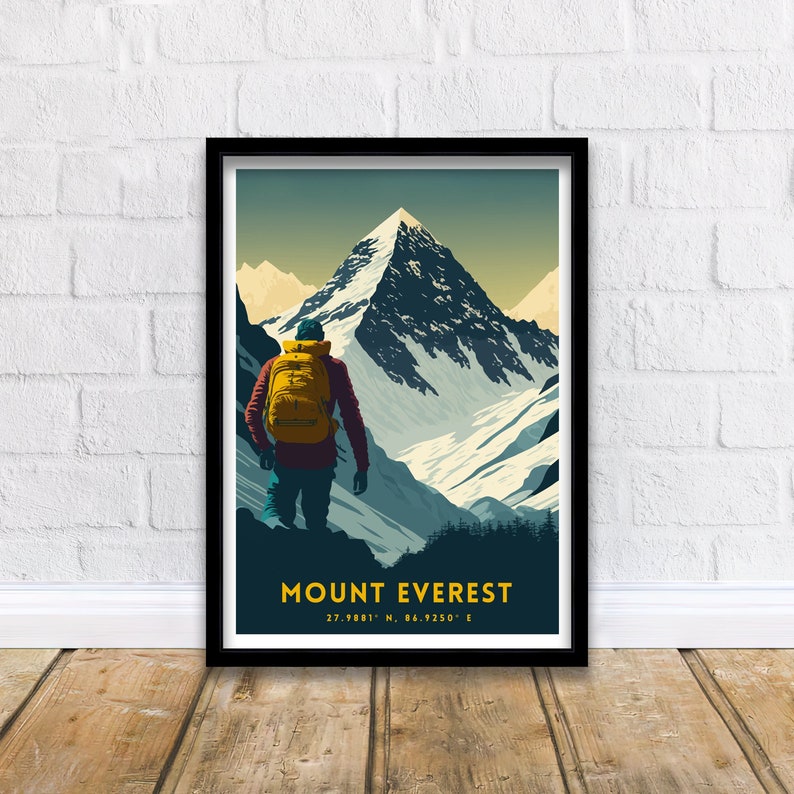 Może przedstawiać: Wzorowany na starych plakatach turystycznych projekt przedstawiający wędrowca patrzącego na Mount Everest, szczyt g&oacute;ry pokryty śniegiem. Plakat utrzymany jest w kolorystyce niebieskiej, zielonej i białej i zawiera tekst "MOUNT EVEREST 27.9881&deg; N, 86.9250&deg; E".