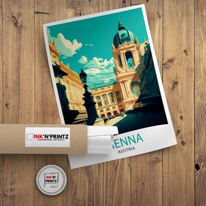 K&ouml;nnte beinhalten: Eine farbenfrohe Illustration eines Geb&auml;udes in Wien, &Ouml;sterreich. Das Geb&auml;ude ist gelb mit einem gr&uuml;nen Dach und einer wei&szlig;en Kuppel. Die Illustration ist im Vintage-Stil gehalten und hat einen blauen Himmel mit wei&szlig;en Wolken im Hintergrund. Der Text "Wien, &Ouml;sterreich" ist unter der Illustration gedruckt.