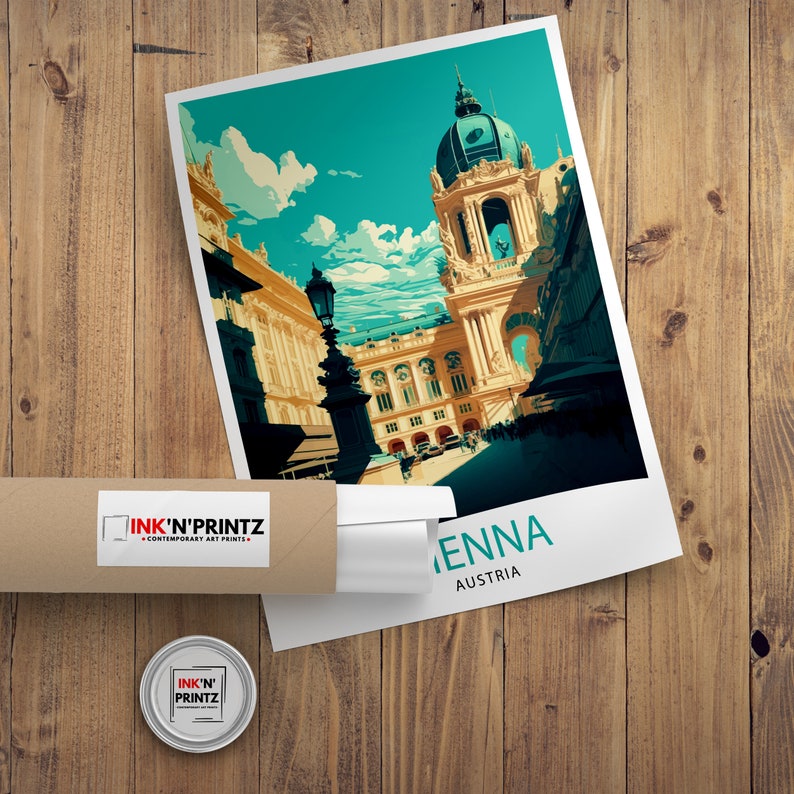 K&ouml;nnte beinhalten: Eine farbenfrohe Illustration eines Geb&auml;udes in Wien, &Ouml;sterreich. Das Geb&auml;ude ist gelb mit einem gr&uuml;nen Dach und einer wei&szlig;en Kuppel. Die Illustration ist im Vintage-Stil gehalten und hat einen blauen Himmel mit wei&szlig;en Wolken im Hintergrund. Der Text "Wien, &Ouml;sterreich" ist unter der Illustration gedruckt.