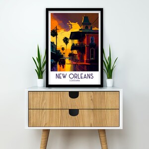 Puede incluir: Un p&oacute;ster de estilo vintage con una ilustraci&oacute;n colorida de una escena callejera en Nueva Orleans, Luisiana. El p&oacute;ster presenta un edificio con un balc&oacute;n, palmeras y un cielo de puesta de sol. El texto "NEW ORLEANS" est&aacute; impreso en morado en la parte inferior del p&oacute;ster.