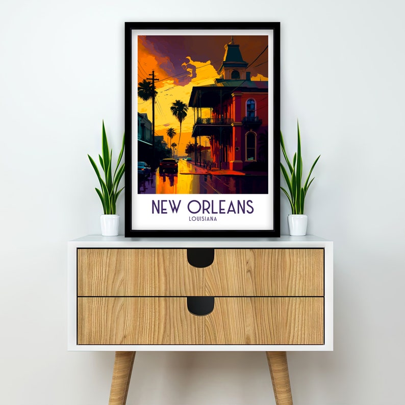 Puede incluir: Un p&oacute;ster de estilo vintage con una ilustraci&oacute;n colorida de una escena callejera en Nueva Orleans, Luisiana. El p&oacute;ster presenta un edificio con un balc&oacute;n, palmeras y un cielo de puesta de sol. El texto "NEW ORLEANS" est&aacute; impreso en morado en la parte inferior del p&oacute;ster.