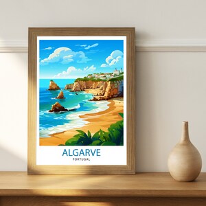 Puede incluir: Una ilustraci&oacute;n enmarcada de una escena de playa en Algarve, Portugal. La ilustraci&oacute;n presenta una costa rocosa, agua azul y una playa de arena con palmeras. El texto "ALGARVE PORTUGAL" est&aacute; impreso debajo de la imagen.