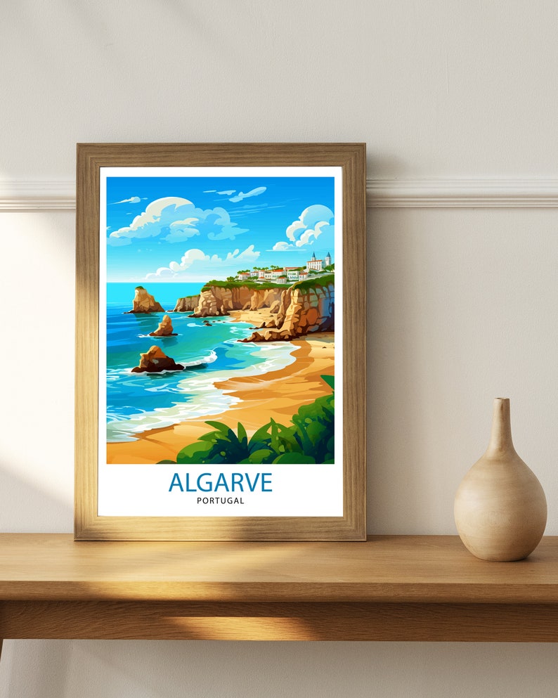 Puede incluir: Una ilustraci&oacute;n enmarcada de una escena de playa en Algarve, Portugal. La ilustraci&oacute;n presenta una costa rocosa, agua azul y una playa de arena con palmeras. El texto "ALGARVE PORTUGAL" est&aacute; impreso debajo de la imagen.