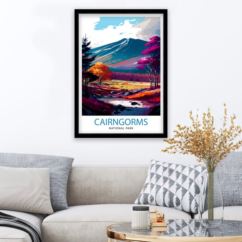 K&ouml;nnte beinhalten: Eine farbenfrohe Illustration einer Berglandschaft mit einem Fluss, der durch sie flie&szlig;t. Das Bild ist in Schwarz gerahmt und tr&auml;gt unten den Text "Cairngorms National Park".