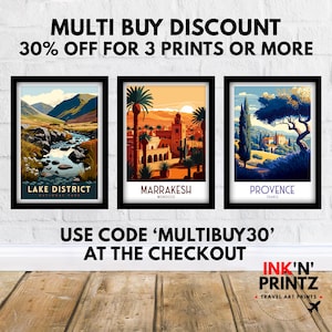 K&ouml;nnte beinhalten: Drei gerahmte Reiseposter mit bunten Illustrationen von Lake District, Marrakesch und der Provence. Der Text auf den Postern lautet "Lake District", "Marrakesch, Marokko" und "Provence, Frankreich". Der Text "MULTI BUY DISCOUNT 30% OFF FOR 3 PRINTS OR MORE" befindet sich oben im Bild. Der Text "USE CODE 'MULTIBUY30' AT THE CHECKOUT" befindet sich unter den Postern. Der Text "INK'N' PRINTZ TRAVEL ART PRINTS" befindet sich unten im Bild.