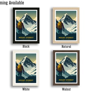 Może przedstawiać: Cztery r&oacute;żne opcje oprawiania dla plakatu z Mount Everest. Plakat przedstawia wędrowca z plecakiem idącego w kierunku g&oacute;ry. Plakat jest dostępny w ramach czarnych, naturalnych, białych i orzechowych.
