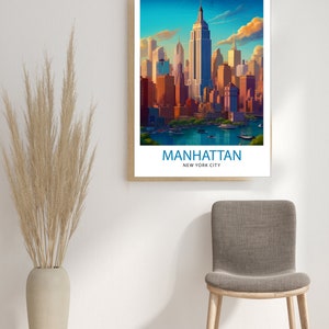K&ouml;nnte beinhalten: Ein gerahmtes Poster mit einer farbenfrohen Illustration der Skyline von Manhattan, einschlie&szlig;lich des Empire State Building und anderer Wolkenkratzer. Das Poster tr&auml;gt den Text "MANHATTAN NEW YORK CITY" am unteren Rand.