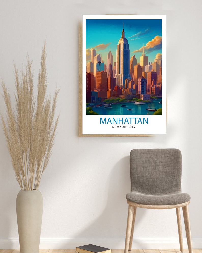 K&ouml;nnte beinhalten: Ein gerahmtes Poster mit einer farbenfrohen Illustration der Skyline von Manhattan, einschlie&szlig;lich des Empire State Building und anderer Wolkenkratzer. Das Poster tr&auml;gt den Text "MANHATTAN NEW YORK CITY" am unteren Rand.