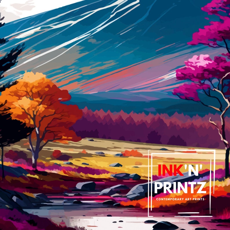 K&ouml;nnte beinhalten: Ein digitales Gem&auml;lde einer farbenfrohen Landschaft mit einem Bach, Steinen und B&auml;umen. Der Himmel ist blau mit rosa und orangefarbenen Wolken. Die B&auml;ume sind eine Mischung aus Gr&uuml;n, Orange und Lila. Der Text "INK'N' PRINTZ CONTEMPORARY ART PRINTS" befindet sich in einem wei&szlig;en Kasten in der unteren rechten Ecke.