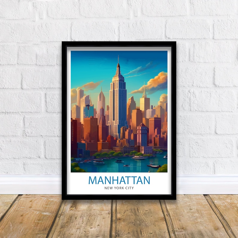 K&ouml;nnte beinhalten: Ein gerahmtes Poster mit einer farbenfrohen Illustration der Skyline von Manhattan, einschlie&szlig;lich des Empire State Building und anderer Wolkenkratzer. Das Poster tr&auml;gt den Text "MANHATTAN NEW YORK CITY" am unteren Rand.