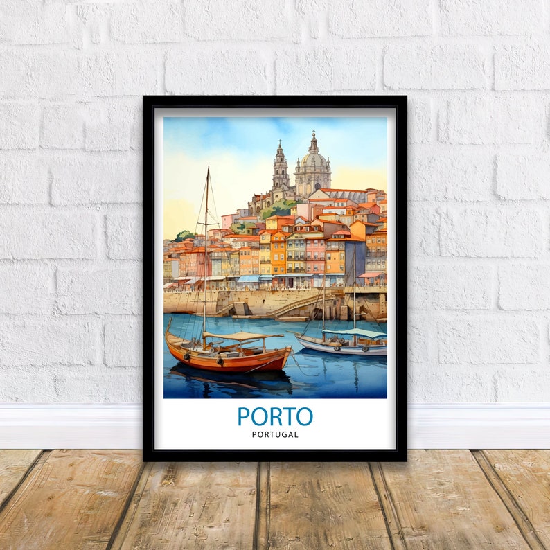 Op de afbeelding: Een aquarel schilderij van de stad Porto, Portugal. De schildering toont een stadsbeeld met kleurrijke gebouwen en een rivier met boten. De tekst "PORTO PORTUGAL" staat onderaan het schilderij.