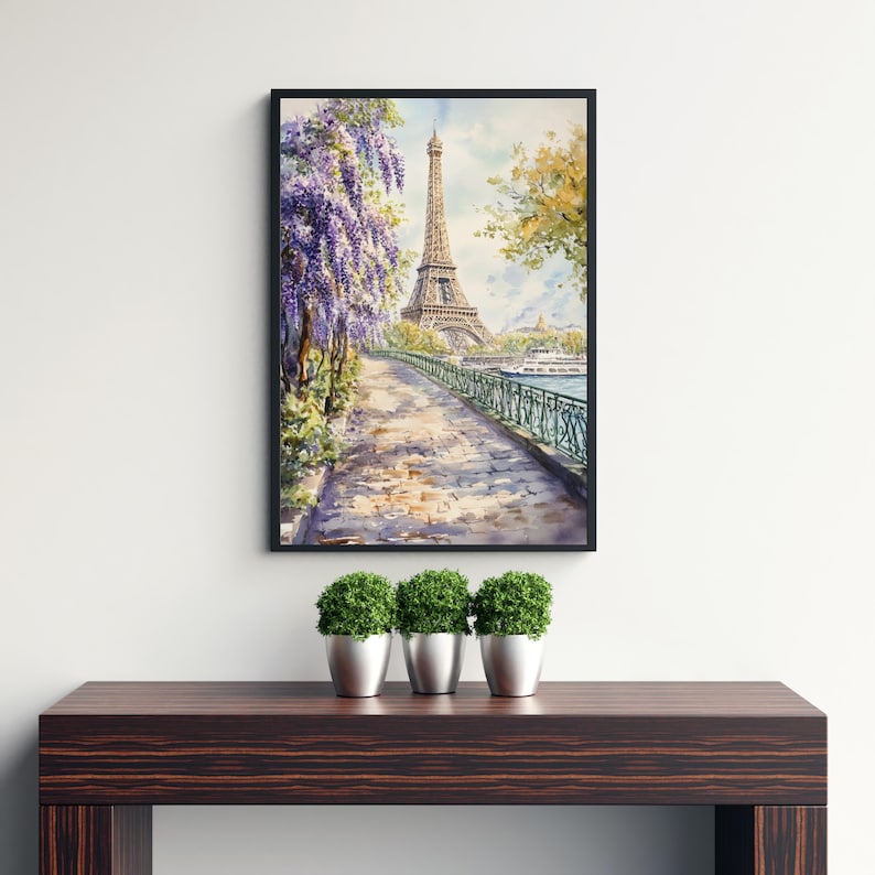 K&ouml;nnte beinhalten: Ein Aquarellbild des Eiffelturms in Paris, Frankreich. Der Turm ist in der Ferne dargestellt, mit einem Weg, der zu ihm f&uuml;hrt. Der Weg ist mit B&auml;umen und Blumen ges&auml;umt, und die Seine ist im Hintergrund zu sehen.