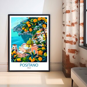 K&ouml;nnte beinhalten: Eine farbenfrohe Illustration von Positano, Italien, mit einem Zitronenbaum im Vordergrund und den bunten Geb&auml;uden der Stadt und dem Mittelmeer im Hintergrund. Der Text "Positano, Italien" ist unter dem Bild gedruckt.