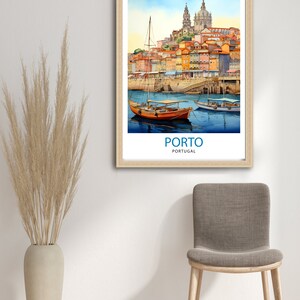 Op de afbeelding: Een aquarel schilderij van de stad Porto, Portugal. De schildering toont een stadsbeeld met kleurrijke gebouwen, een kerk met twee koepels en twee boten in het water. De tekst "PORTO" en "PORTUGAL" staat in het blauw onderaan het schilderij.