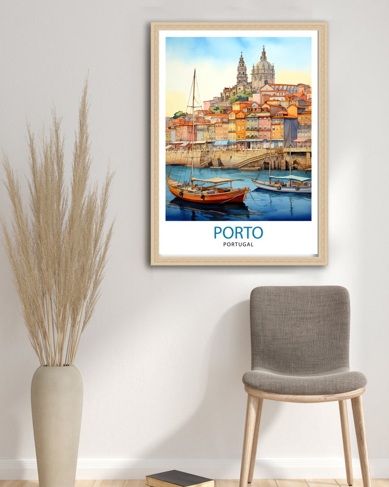 Op de afbeelding: Een aquarel schilderij van de stad Porto, Portugal. De schildering toont een stadsbeeld met kleurrijke gebouwen, een kerk met twee koepels en twee boten in het water. De tekst "PORTO" en "PORTUGAL" staat in het blauw onderaan het schilderij.