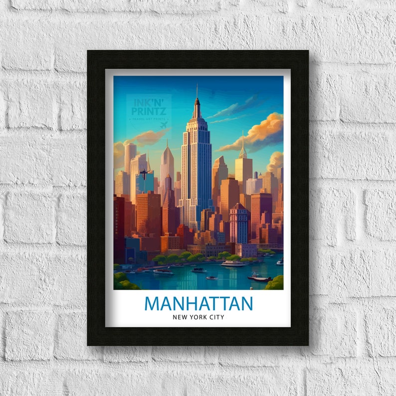 K&ouml;nnte beinhalten: Ein Vintage-Reiseposter mit einer farbenfrohen Illustration der Skyline von Manhattan, einschlie&szlig;lich des Empire State Building. Das Poster tr&auml;gt den Text "INK'N' PRINTZ" und "MANHATTAN NEW YORK CITY".