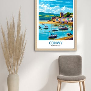 Pode incluir: Uma ilustra&ccedil;&atilde;o colorida de uma cidade costeira com um castelo, barcos e o texto "CONWY NORTH WALES".