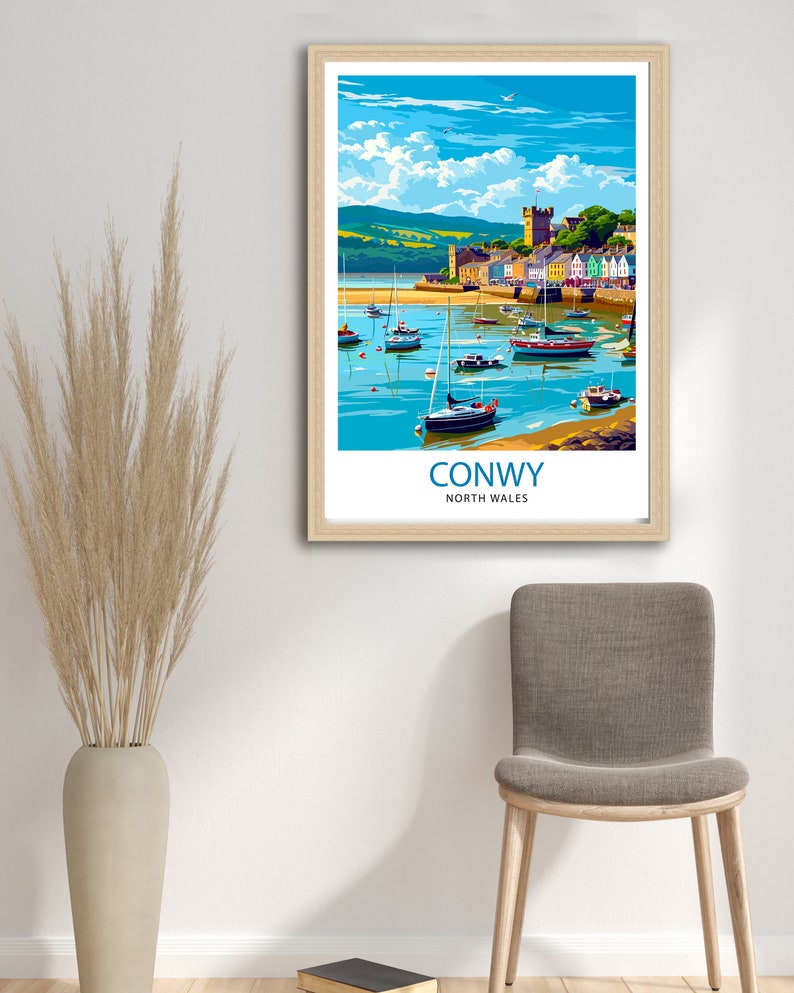 Pode incluir: Uma ilustra&ccedil;&atilde;o colorida de uma cidade costeira com um castelo, barcos e o texto "CONWY NORTH WALES".