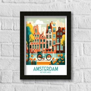 K&ouml;nnte beinhalten: Eine farbenfrohe Illustration einer Stra&szlig;enszene in Amsterdam, Niederlande. Das Bild zeigt eine Reihe traditioneller Backsteingeb&auml;ude mit roten Ziegeld&auml;chern, ein Fahrrad, das vor den Geb&auml;uden geparkt ist, und einen gr&uuml;nen Baum mit gelben Blumen. Der Text "AMSTERDAM NIEDERLANDE" ist unten im Bild gedruckt.