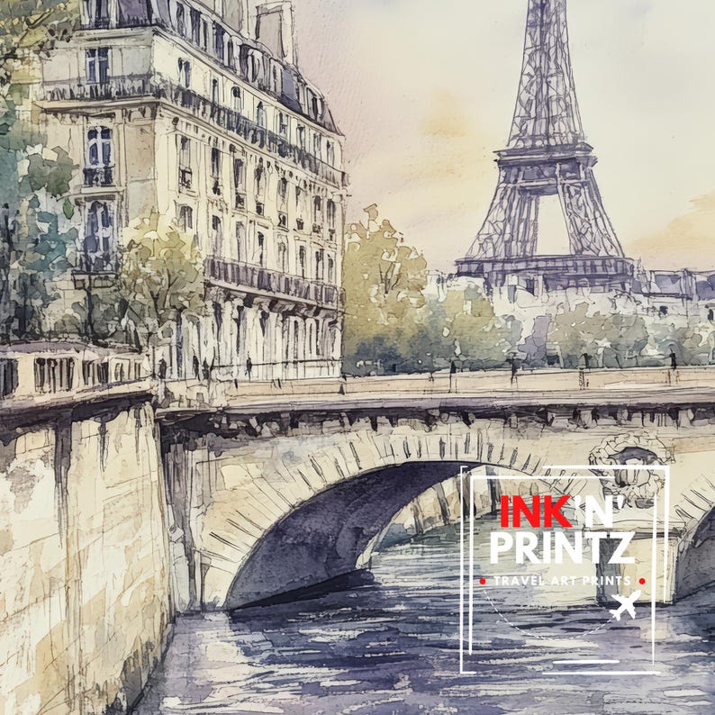 Op de afbeelding: Waterverf schilderij van een brug in Parijs met de Eiffeltoren op de achtergrond. De brug is gemaakt van steen en heeft een enkele boog. Het water onder de brug is lichtblauw. Het schilderij is gesigneerd met "INK'N' PRINTZ TRAVEL ART PRINTS."