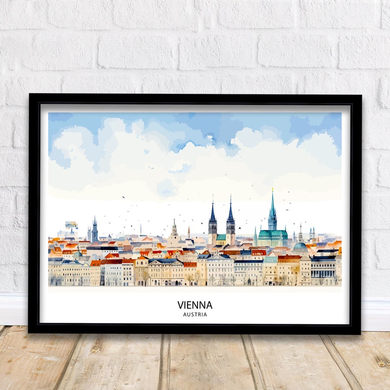 Peut inclure: Une peinture &agrave; l'aquarelle de l'horizon de Vienne, mettant en sc&egrave;ne les b&acirc;timents embl&eacute;matiques de la ville, dont la cath&eacute;drale Saint-&Eacute;tienne. La peinture est sur fond de ciel bleu avec des nuages blancs. Le texte "VIENNA AUSTRIA" est imprim&eacute; sous l'horizon.