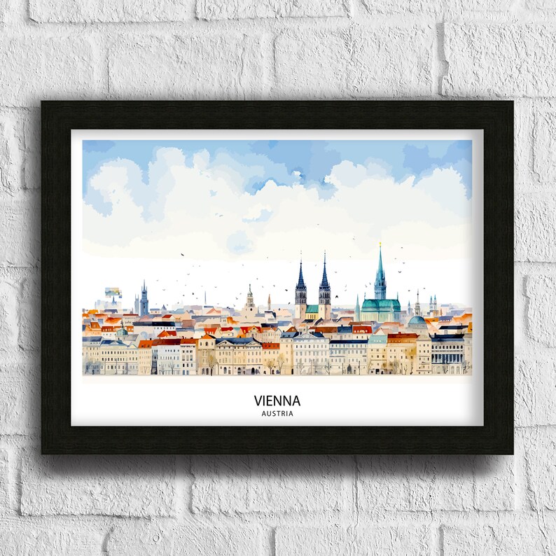 Peut inclure: Une peinture &agrave; l'aquarelle de l'horizon de Vienne, mettant en sc&egrave;ne les b&acirc;timents embl&eacute;matiques de la ville, dont la cath&eacute;drale Saint-&Eacute;tienne. La peinture est sur fond de ciel bleu avec des nuages blancs. Le texte "VIENNA AUSTRIA" est imprim&eacute; sous l'horizon.