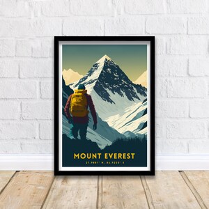 Może przedstawiać: Wzorzec vintage plakatu podr&oacute;żniczego przedstawiający wędrowca patrzącego w g&oacute;rę na Mount Everest, szczyt g&oacute;ry pokryty śniegiem. Plakat ma niebiesko-zielono-białą kolorystykę i zawiera tekst "MOUNT EVEREST 27.9881&deg; N, 86.9250&deg; E".