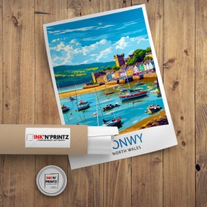 Pode incluir: Uma ilustra&ccedil;&atilde;o colorida de uma cidade portu&aacute;ria com barcos e edif&iacute;cios. O texto "Conwy North Wales" est&aacute; na parte inferior da imagem.