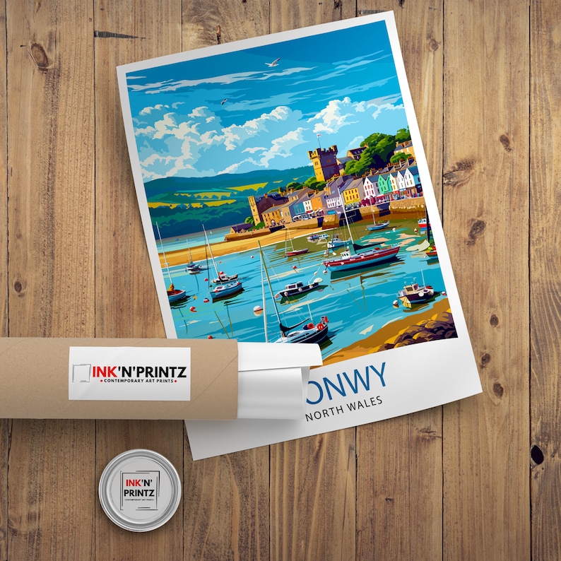 Pode incluir: Uma ilustra&ccedil;&atilde;o colorida de uma cidade portu&aacute;ria com barcos e edif&iacute;cios. O texto "Conwy North Wales" est&aacute; na parte inferior da imagem.