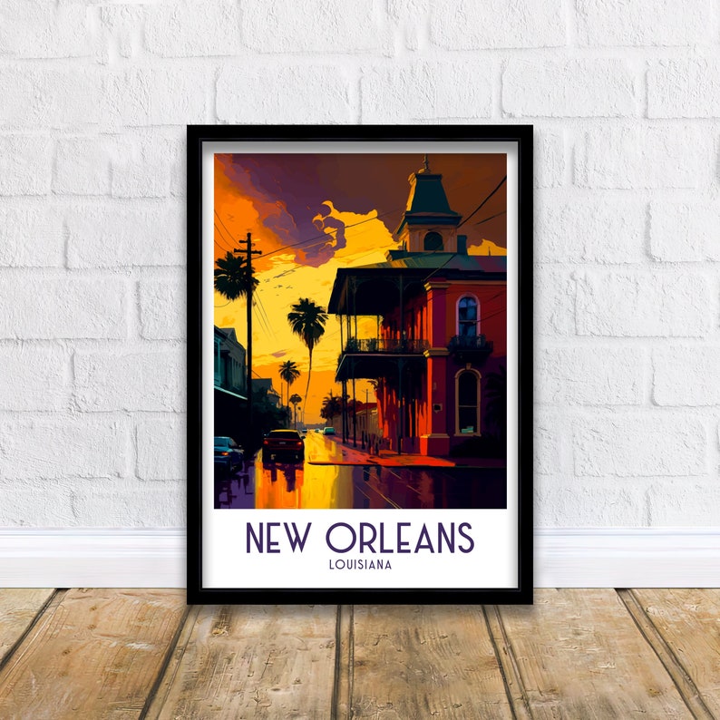 Puede incluir: Un cartel de viaje de estilo vintage con una ilustraci&oacute;n colorida de una escena callejera en Nueva Orleans, Luisiana. El cartel tiene un esquema de color amarillo, naranja y rojo y representa un edificio con un balc&oacute;n, palmeras y un coche conduciendo por la calle. El texto "NEW ORLEANS" y "LOUISIANA" est&aacute; impreso en una fuente en negrita y estilizada.