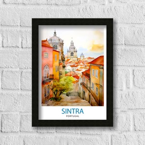 Puede incluir: Una pintura de acuarela de una escena callejera en Sintra, Portugal. La pintura presenta una calle estrecha bordeada de edificios coloridos, un peque&ntilde;o &aacute;rbol y una vista de la ciudad en la distancia. El texto "SINTRA PORTUGAL" est&aacute; impreso en la parte inferior de la pintura.