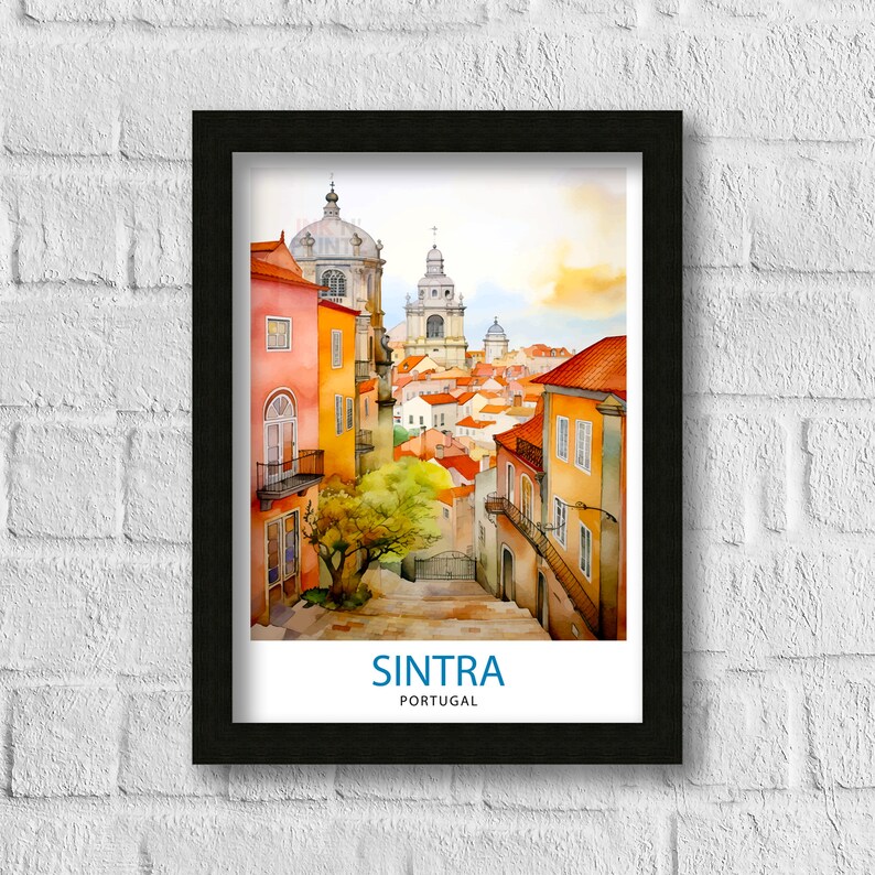 Puede incluir: Una pintura de acuarela de una escena callejera en Sintra, Portugal. La pintura presenta una calle estrecha bordeada de edificios coloridos, un peque&ntilde;o &aacute;rbol y una vista de la ciudad en la distancia. El texto "SINTRA PORTUGAL" est&aacute; impreso en la parte inferior de la pintura.