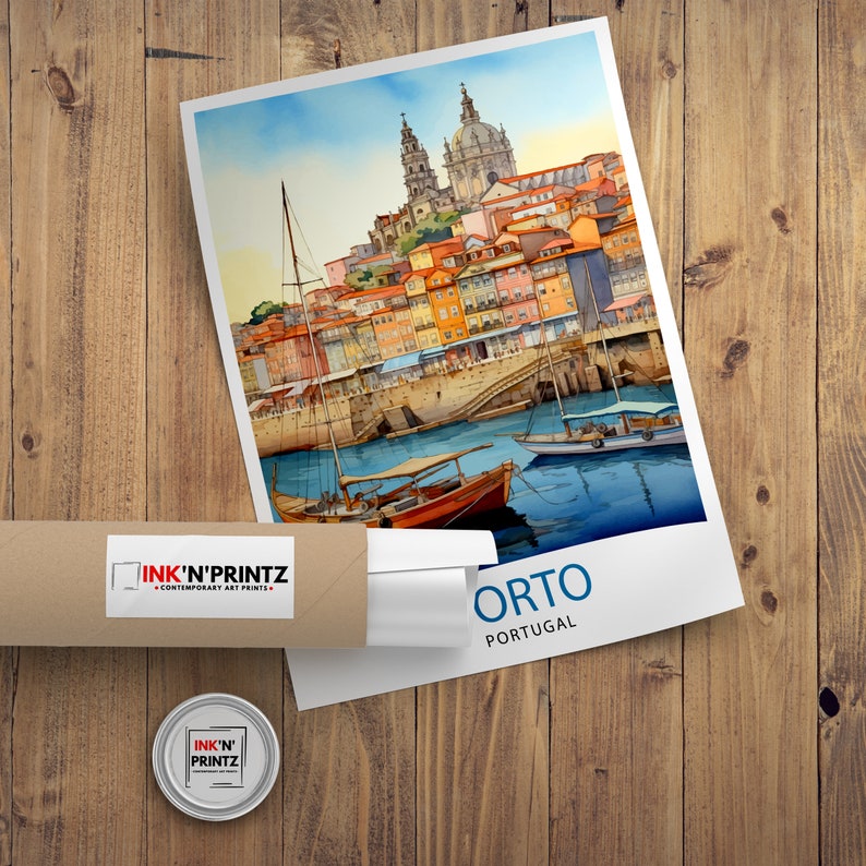 Op de afbeelding: Een aquarel schilderij van de stad Porto, Portugal. De schildering toont een kleurrijk stadsbeeld met gebouwen, een rivier en boten. De tekst "ORTO PORTUGAL" is onderaan het schilderij gedrukt.